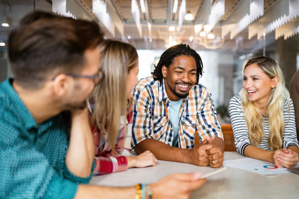 商务人士朋友在会议上讨论头脑风暴的想法图片下载