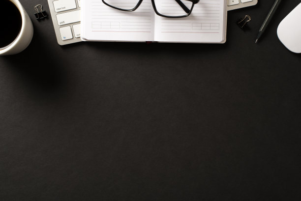 工作场所的专业员工理念。上方俯瞰照片打开copybook电脑键盘与回形针杯强烈的早晨饮料孤立的黑色背景与空白图片下载