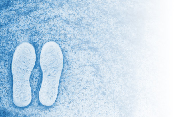 白雪上有鞋印。人类的足迹图片下载