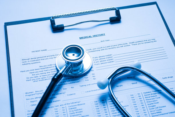 填写和签署病人概念医疗卡。特写医生的剪贴板与文件和听诊器在桌面上的照片图片下载