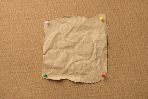 照片皱巴巴的旧工艺品pf纸附在木板与大头针图片下载