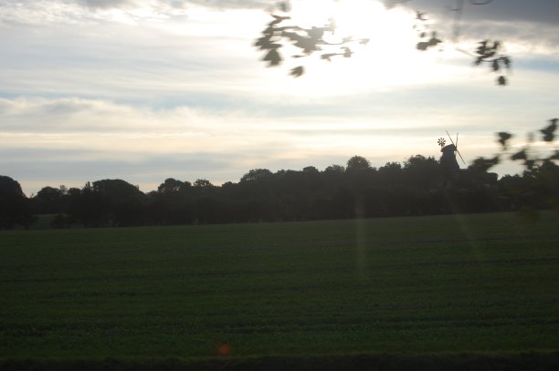 一个古老的风车在地平线上移动的影像，乘客的视角。。图片下载