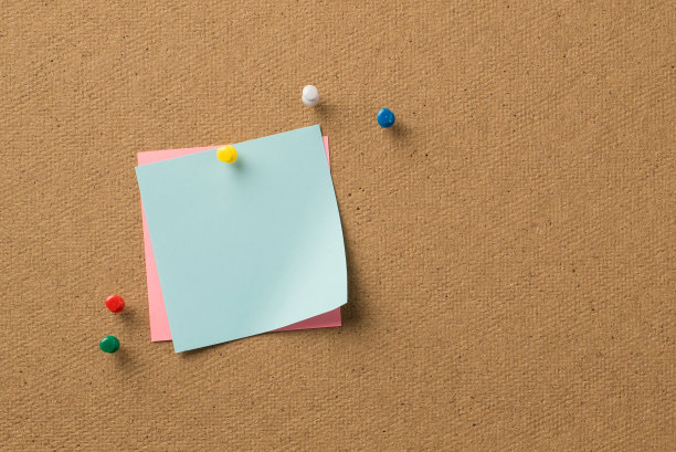 特写照片清晰的信纸附加到彩色别针的木制背景图片下载