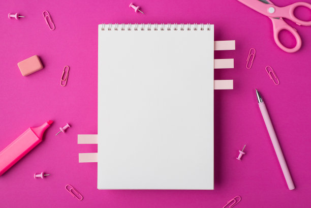 上方近距离查看清晰的螺旋教科书和办公用品的照片图像孤立明亮的色彩背景图片下载