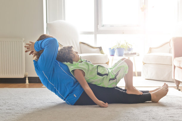 快乐的母亲和儿子冠状病毒隔离在家健身图片下载