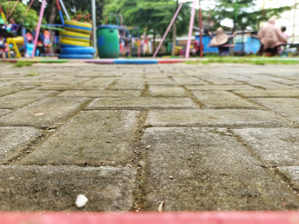 印度尼西亚，苏科哈约——2020年12月16日:公园里的铺路石看起来古老而青苔丛生。图片下载