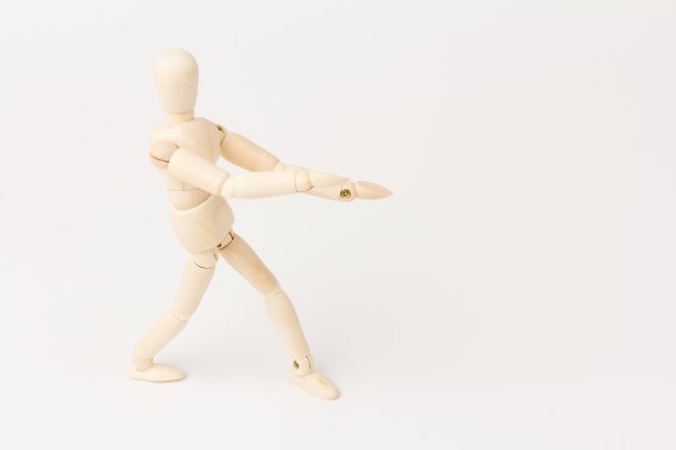 一个木制人体模型在白色背景下孤立图片下载