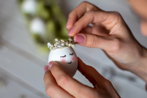 用笑脸装饰的复活节彩蛋图片下载