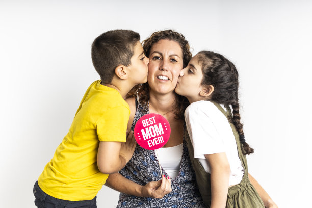 母亲和她的孩子们在母亲节的白色隔离图片下载