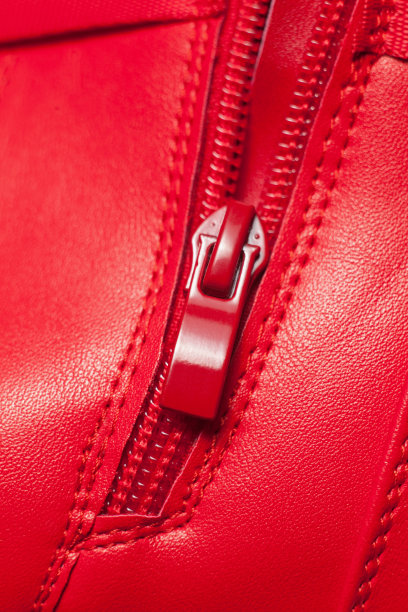 红色运动靴上的红色金属拉链图片下载