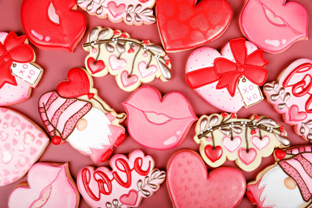 情人节不同曲奇的特写。心形，爱和亲吻饼干在粉红色的背景。情人节或母亲节的礼物或背景。可爱的甜蜜的礼物或明信片图片下载