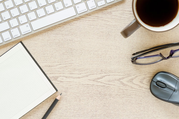 顶视图木制办公桌与电脑和用品图片下载