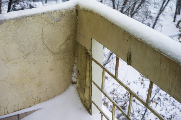 阳台降雪后图片下载