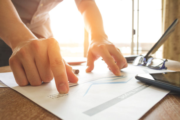 工作和分析图表文件的商人素材图片