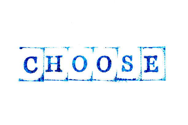 蓝色橡皮图章油墨在白纸底色上选字图片下载