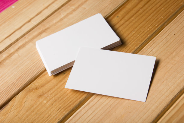 名片空白木质背景。企业文具，品牌模型。创意设计师的办公桌。平的。文本复制空间图片下载