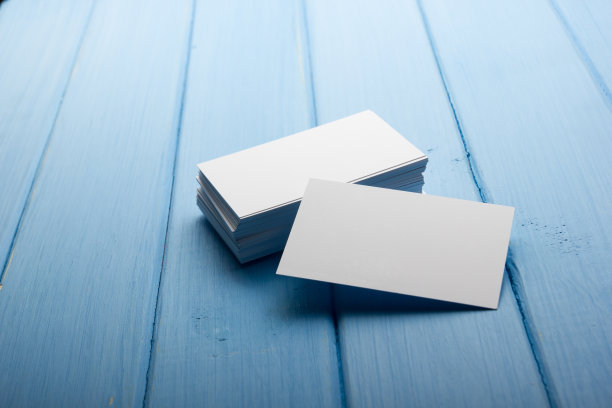 蓝色木质背景的空白名片。企业文具，品牌模型。创意设计师的办公桌。平的。文本复制空间图片下载