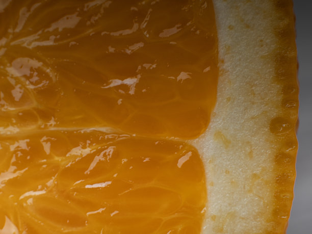 一个橙子切片的微距照片。水果的概念图片下载