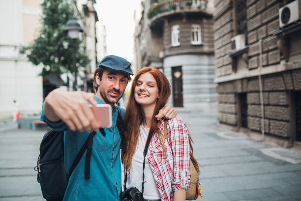 夫妇蜜月探索城市和自拍图片下载
