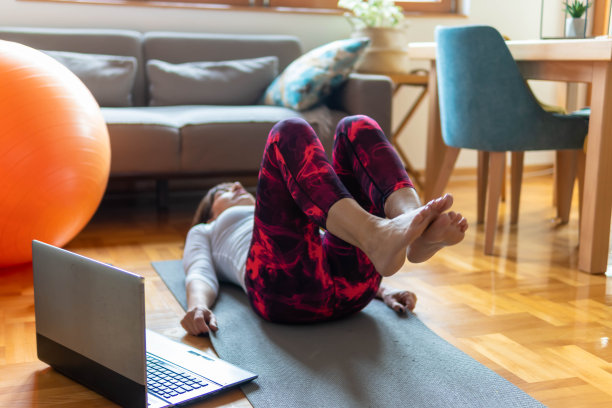 快乐活跃的老年妇女在家里用健身球做运动图片下载