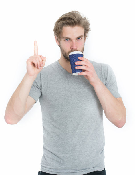 拿着外卖杯喝咖啡或茶的年轻男人图片下载