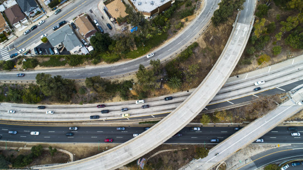 空中俯瞰巨大的立交桥之间的大高速公路与交通图片下载
