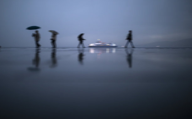 走在雨中图片下载