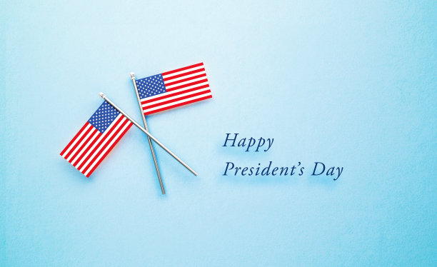 在蓝色背景的美国小国旗旁的总统日致辞图片下载