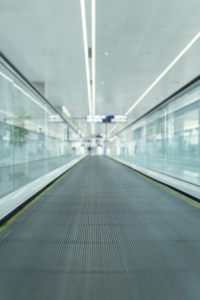 机场移动人行道的运动图片下载