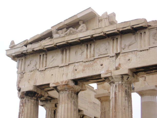 雅典卫城帕台农神庙中的石块、圆柱和石柱的碎片图片下载