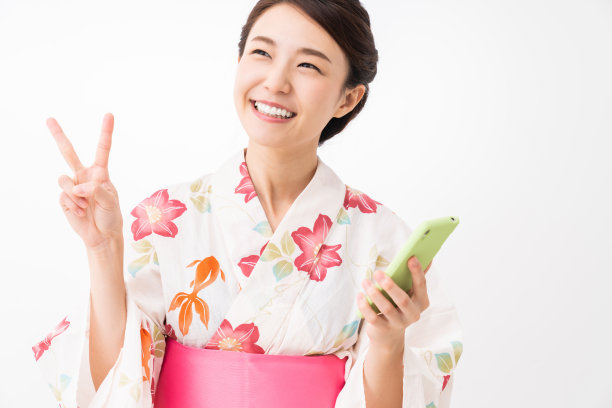 亚洲妇女穿着传统的日本休闲夏季和服“浴衣”，智能手机图片下载