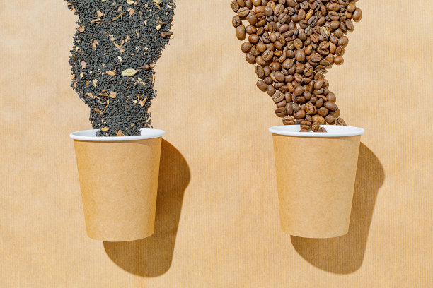 一次性纸杯，茶与香料和咖啡豆在一次性纸背景图片下载