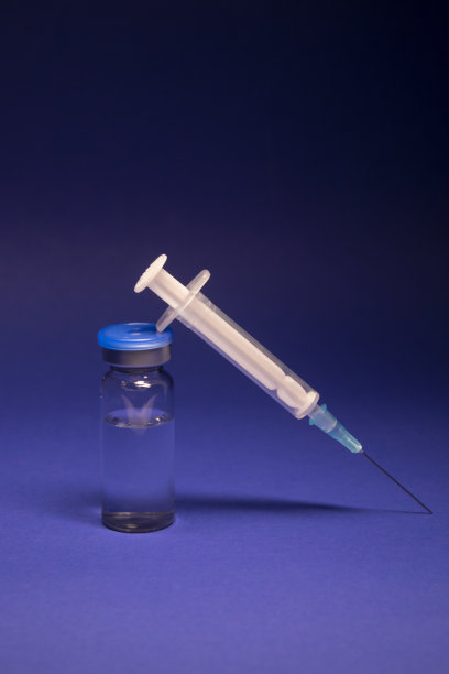 无标签疫苗瓶小瓶，医用注射器注射针。孤立在蓝色背景上。新型冠状病毒疫苗COVID-19的研制。治疗。世界科研竞赛图片下载