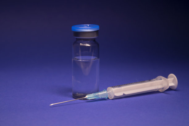 无标签疫苗瓶、医用注射器、注射针。孤立在蓝色背景。COVID-19冠状病毒疫苗的开发。治疗。世界研究竞赛图片下载