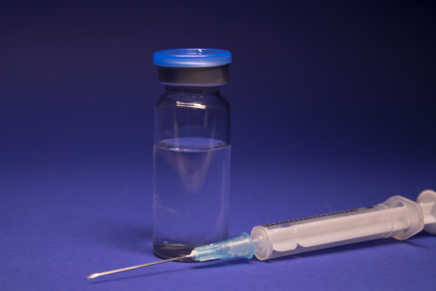 无标签疫苗瓶、医用注射器、注射针。孤立在蓝色背景。COVID-19冠状病毒疫苗的开发。治疗。世界研究竞赛图片下载