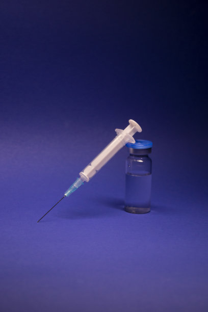 无标签疫苗瓶、医用注射器、注射针。孤立在蓝色背景。COVID-19冠状病毒疫苗的开发。治疗。世界研究竞赛图片下载