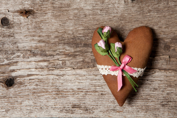 柔软的心与粉红色的玫瑰在一个木制的背景布图片下载