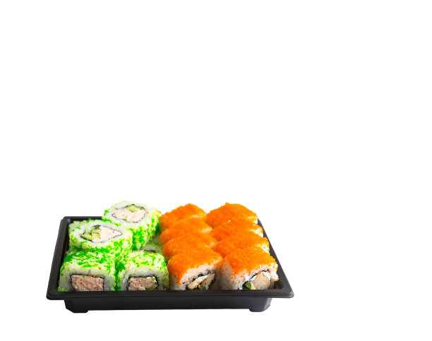 寿司和卷在集装箱里。日式料理，配以maki，芥末和生姜。快餐。白色背景,copyspace。孤立的图片下载