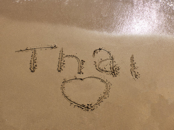 铭文泰在沙滩和泡沫海水图片下载