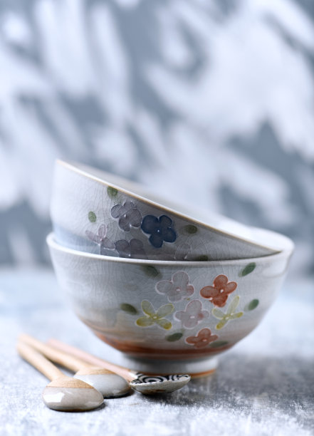 传统陶瓷碗在明亮的背景。图片下载