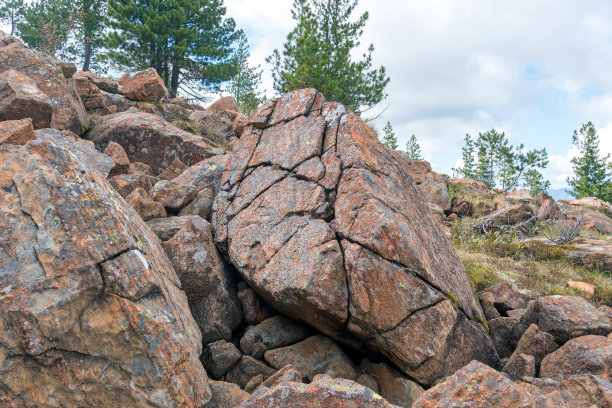 巨大的有裂缝的石头从岩石上剥落下来图片下载