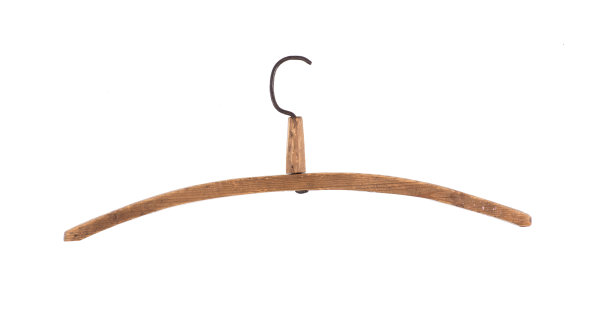 古老的木衣架孤立在白色的背景上图片下载