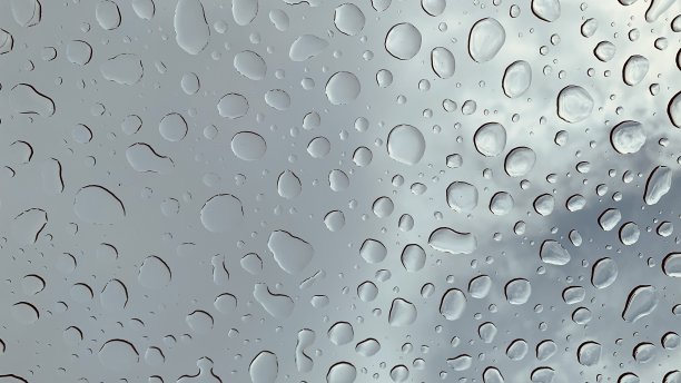水滴与灰色的天空图片下载