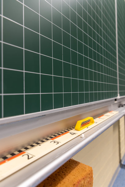 一个空白的绿色学校黑板的侧视图与绘图尺图片下载