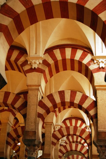西班牙科尔多瓦的梅兹基塔祈祷大厅拱门。图片下载