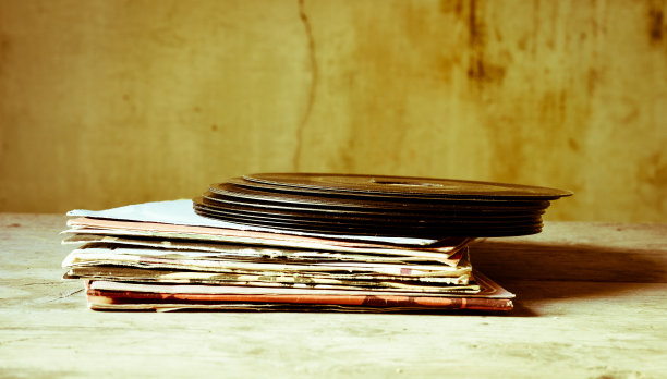 旧阁楼里的旧黑胶唱片图片下载