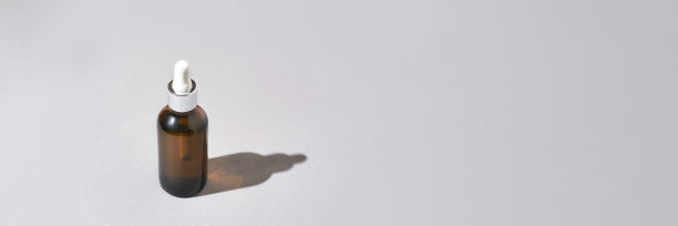 血清滴管在灰色背景。头发的护理常规。护肤胶原蛋白修复图片下载