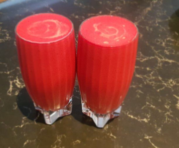 两人份的草莓甜菜根奶昔图片下载