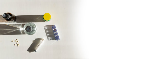 俯视图药物，枕头和溶液在桌上的白色背景图片下载