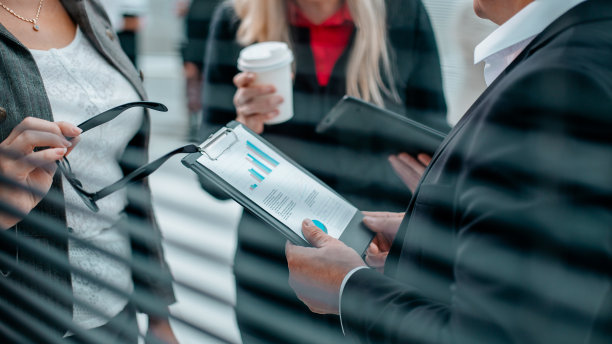 关闭了。经理和会计讨论财务计划图片下载